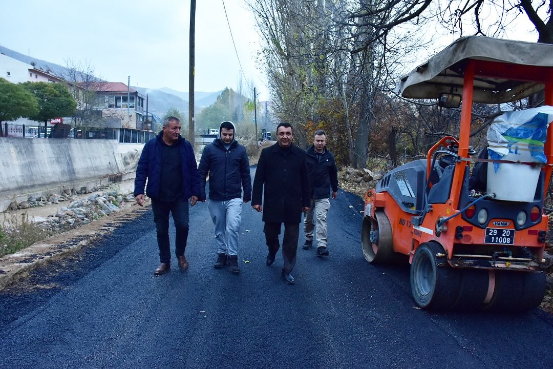 BAŞKANIMIZ, BAĞLARBAŞI MAHALLEMİZDE GERÇEKLEŞTİRİLEN ASFALTLAMA ÇALIŞMALARINI İNCELEDİ