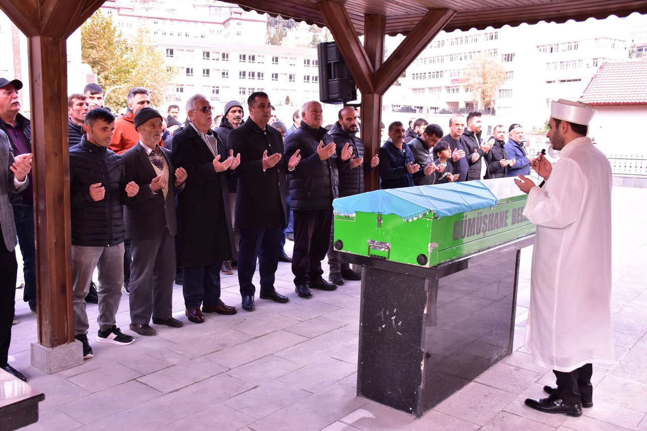 BAŞKANIMIZ, İLİMİZ TORUL İLÇESİ YÜCEBELEN KÖYÜ SAKİNLERİNDEN SERPİL KAYA’YI EBEDİYETE UĞURLADI.
