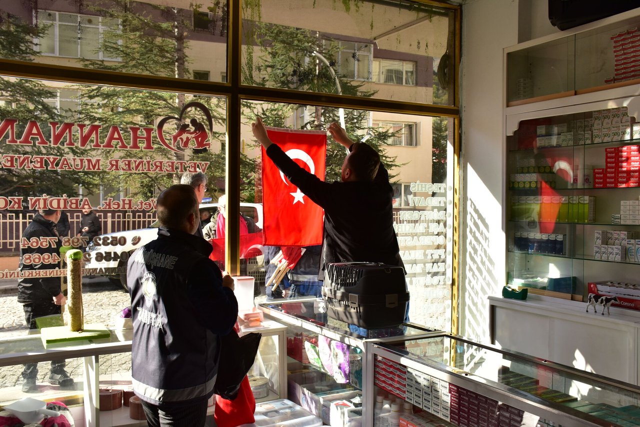 BAŞKANIMIZ, 29 EKİM CUMHURİYET BAYRAMI ÖNCESİ ESNAFLARIMIZA TÜRK BAYRAĞI DAĞITTI