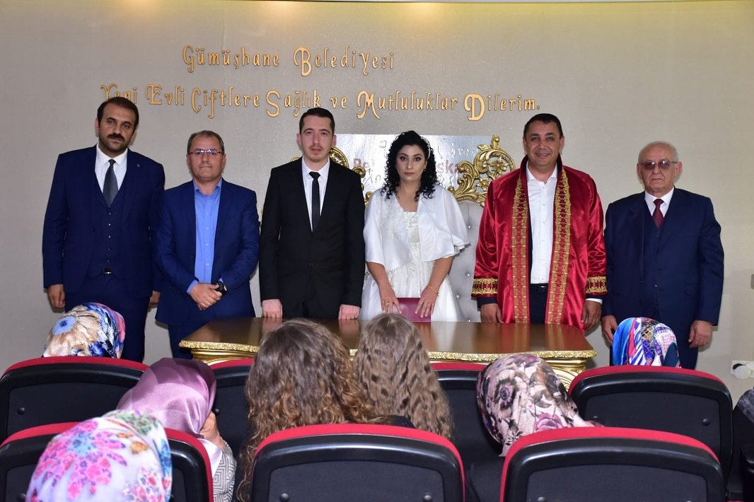 BAŞKANIMIZ, GÜLHANIM ALTINTAŞ VE SELÇUK KÜÇÜKÖNER KARDEŞLERİMİZİN NİKAH AKİTLERİNİ GERÇEKLEŞTİRDİ