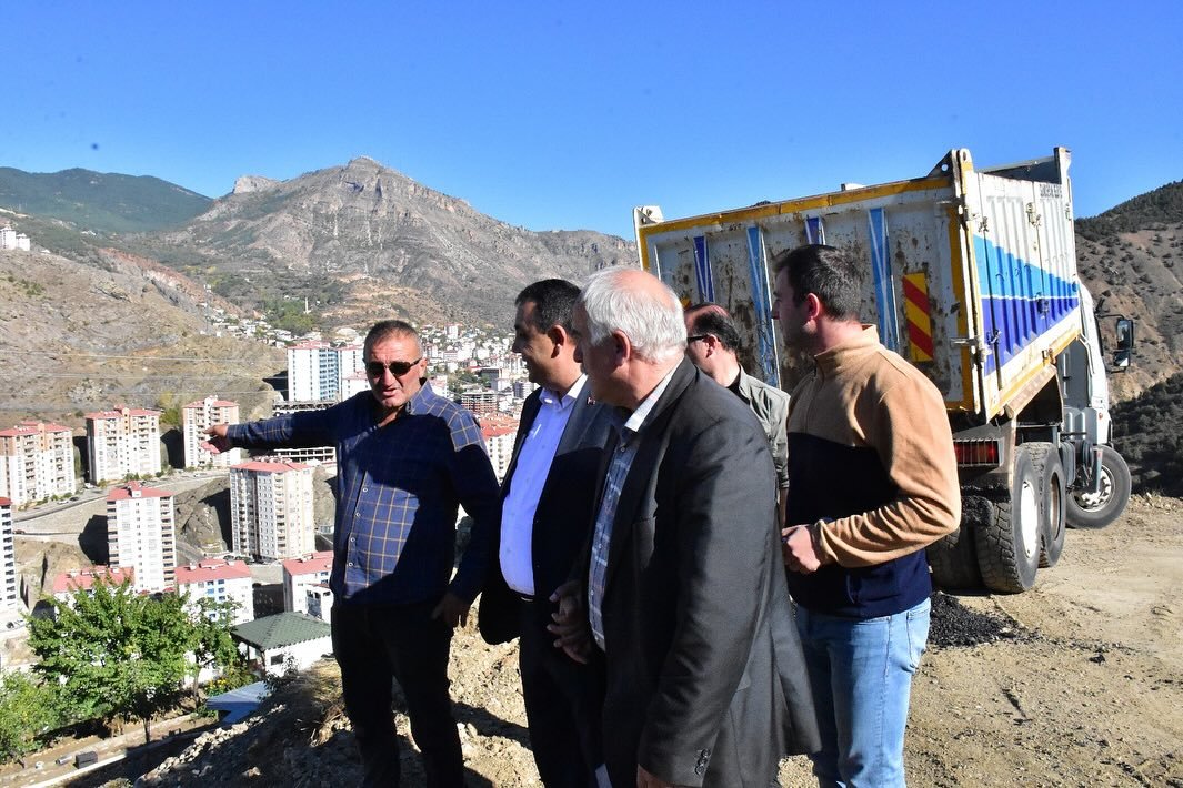 BAŞKANIMIZ, GÜZELLER MAHALLEMİZDEKİ ASFALTLAMA ÇALIŞMALARIMIZI İNCELEDİ