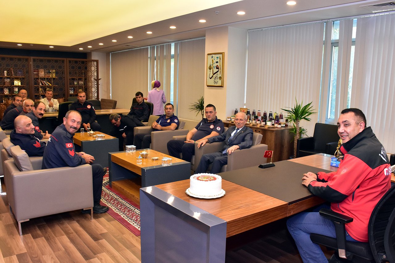 BAŞKANIMIZ, İTFAİYE MÜDÜRLÜĞÜ PERSONELİNİ MAKAMINDA AĞIRLADI