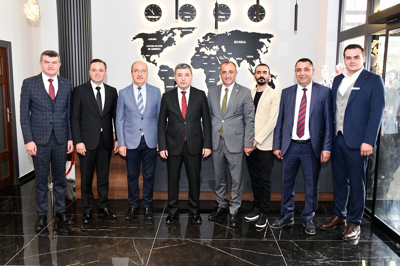 BAŞKANIMIZ, GÜMÜŞ OTEL KIR BAHÇESİ İLE KAHVE DİYARI İŞLETMESİNİN AÇILIŞINI KATILDI