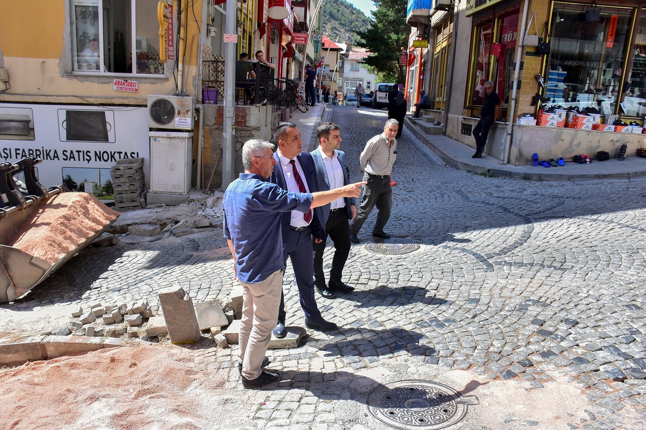 BAŞKANIMIZ, HÜRRİYET CADDESİ'NDE KALDIRIM GENİŞLETME VE YENİ PARKE DÖŞEME ÇALIŞMALARINI İNCELEDİ
