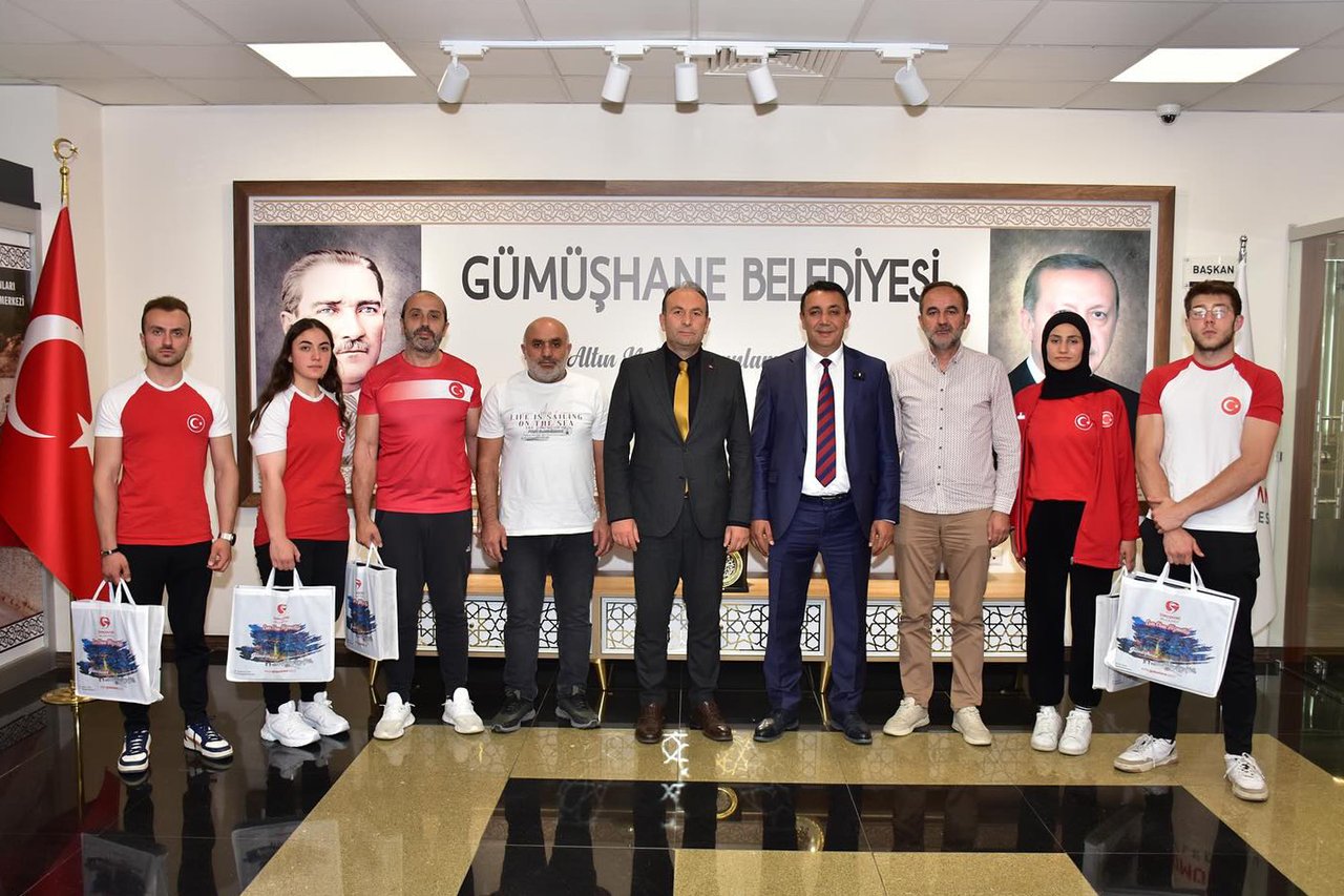 BAŞKANIMIZ, BİLEK GÜREŞİ SPORCULARIMIZI VE ANTRENÖRÜMÜZÜ TEBRİK ETTİ