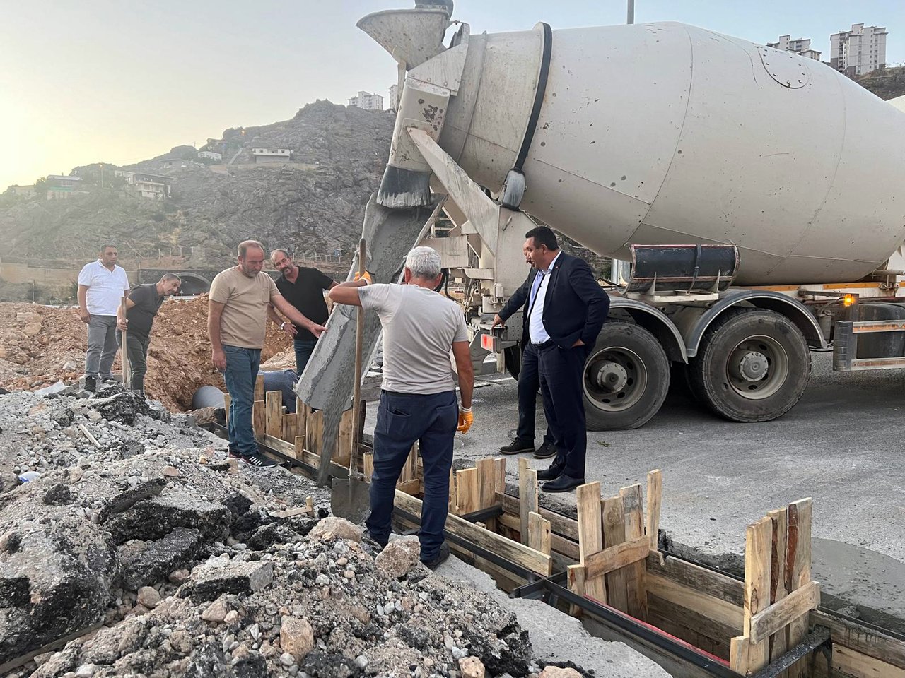 BAŞKANIMIZ, DUVAR ÜSTÜ ÇİTLEME VE BETONLAMA ÇALIŞMALARINI İNCELEDİ