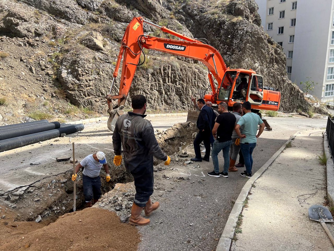BAŞKANIMIZ, YENİ KANALİZASYON HATTI VE YAĞMUR SUYU MENFEZ ÇALIŞMALARINI YERİNDE İNCELEDİ