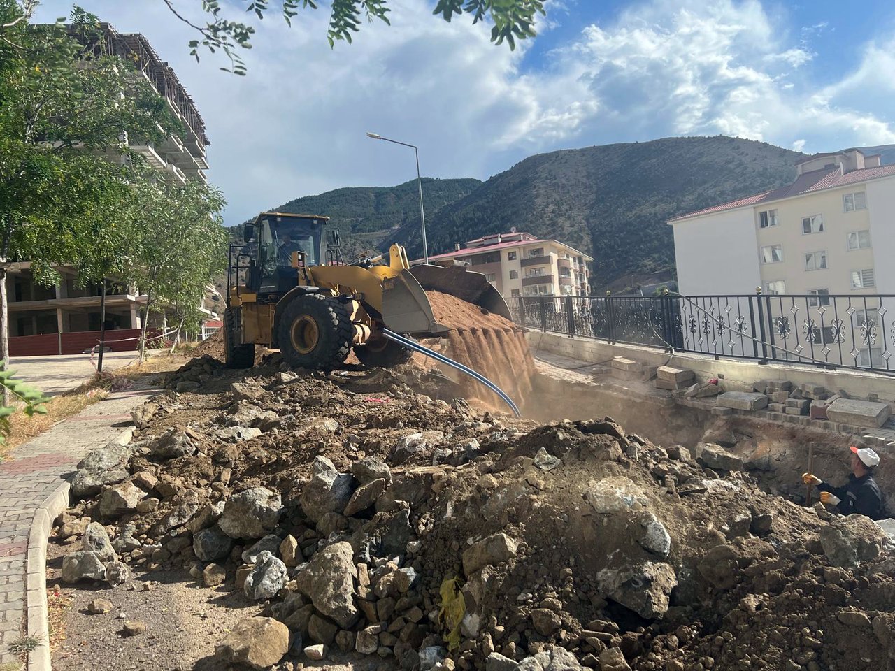 BAŞKAMIMIZ, KANALİZASYON HATTI YAPIM VE ASFALT SERİM ÇALIŞMALARINI YERİNDE İNCELEDİ