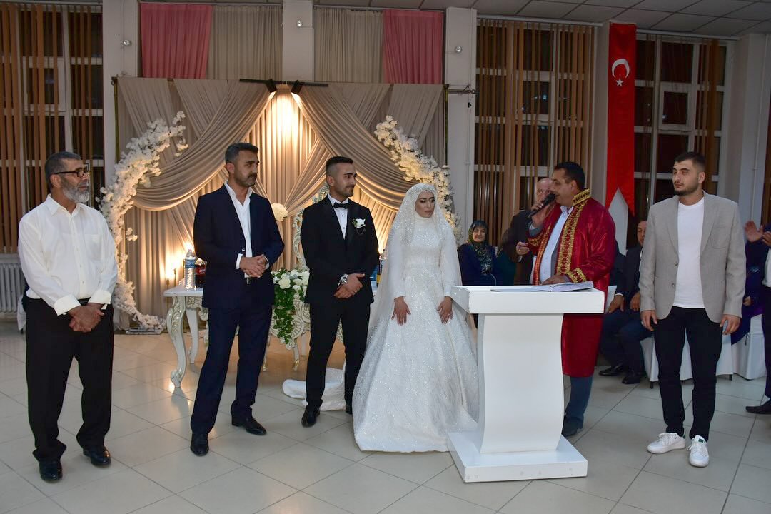 BAŞKANIMIZ, SENA KARGI VE FURKAN SARI ÇİFTİNİN DÜĞÜN TÖRENLERİNE KATILARAK NİKAHLARINI KIYDI