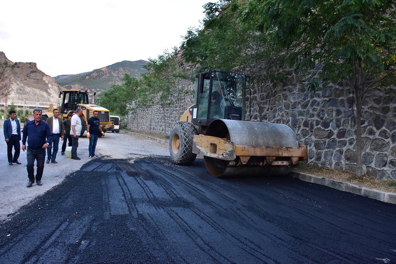BAŞKANIMIZ,  ASFALTLAMA ÇALIŞMALARINI İNCELEDİ