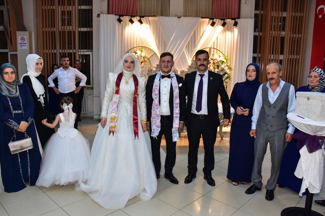 BAŞKAN VEKİLİMİZ HAMZA KARABULUT DÜĞÜN TÖRENLERİNE KATILDI