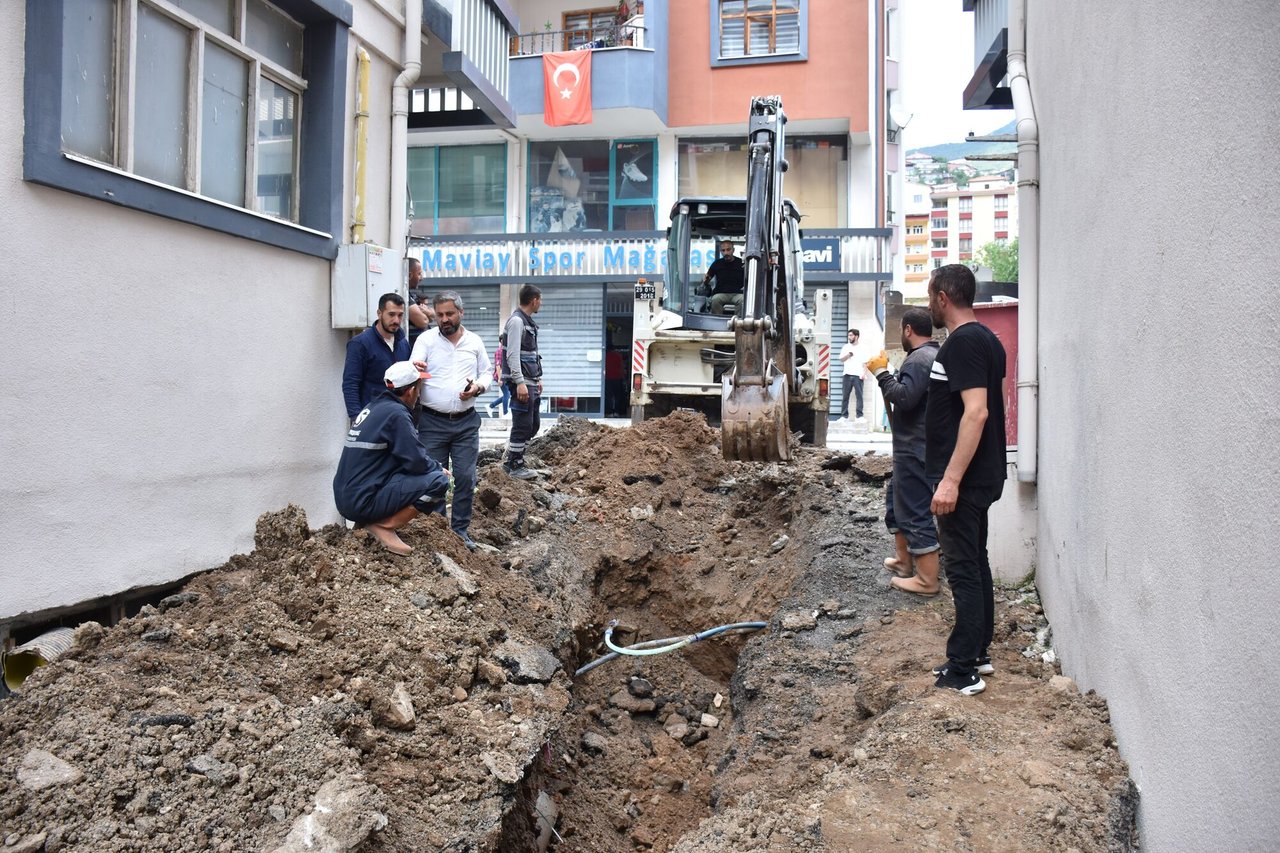 SU VE KANALİZASYON MÜDÜRLÜĞÜMÜZ, KANALİZASYON HATLARINDAKİ ÇALIŞMALARI ARALIKSIZ DEVAM EDİYOR