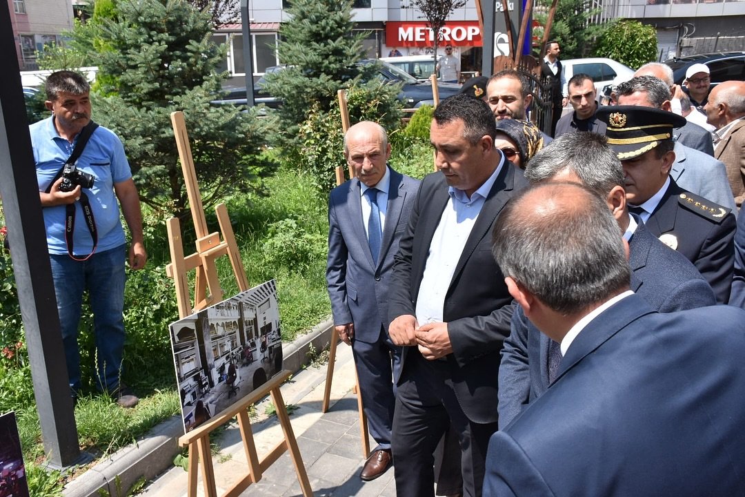BAŞKANIMIZ, 15 TEMMUZ KONULU FOTOĞRAF SERGİSİNİN AÇILIŞINI KATILDI