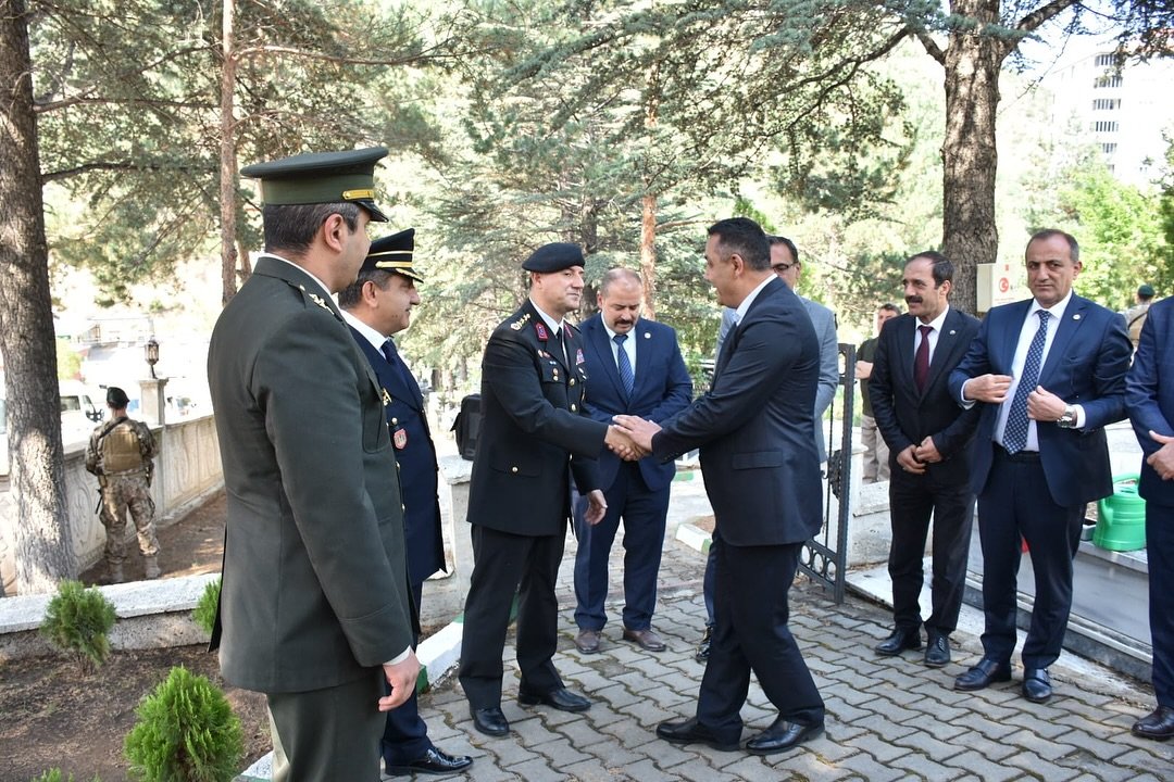 BAŞKANIMIZ, ŞEHİT KABİRLERİNİ ZİYARET EDEREK DUA ETTİ