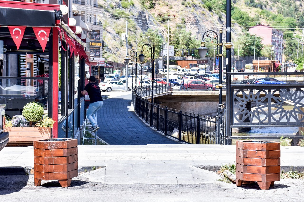 ZABITA MÜDÜRLÜĞÜMÜZ, DÜZENSİZ ARAÇ PARKININ ÖNÜNE GEÇMEK İÇİN DUBA ÇALIŞMALARI BAŞLATTI.