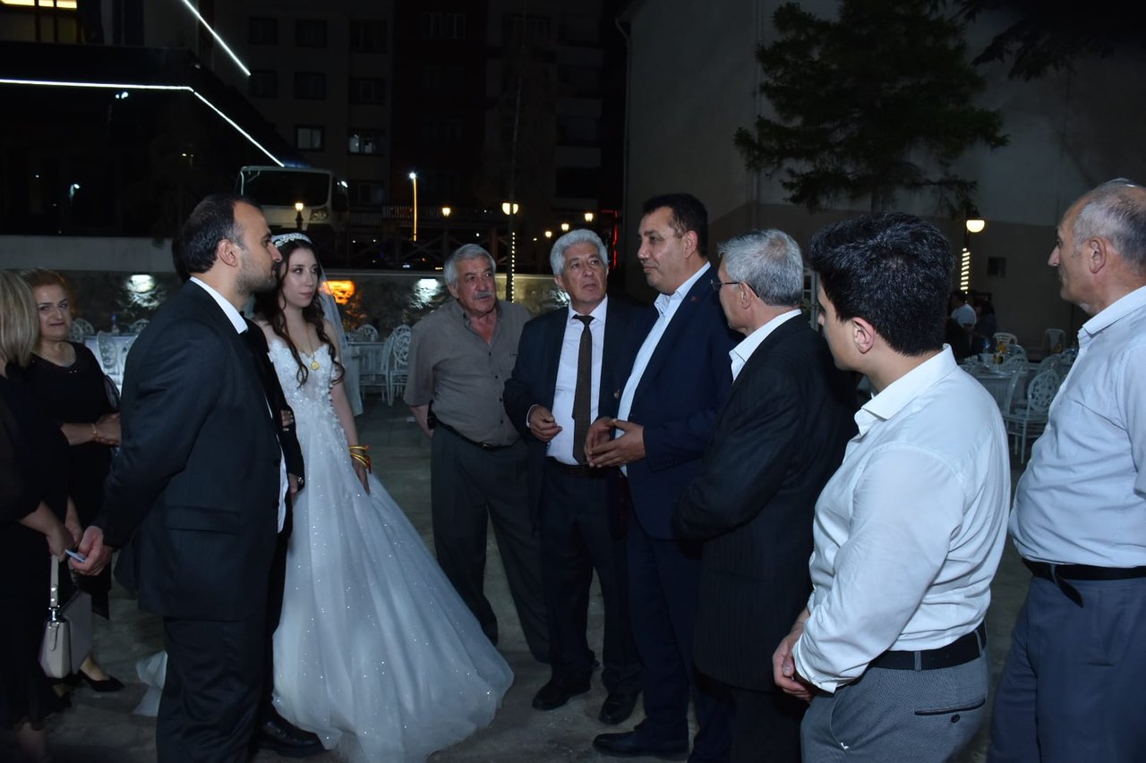 BAŞKANIMIZ, OĞUZHAN GÖZLEK İLE BÜŞRA KAMIŞ ÇİFTİMİZİN DÜĞÜN TÖRENLERİNE KATILDI