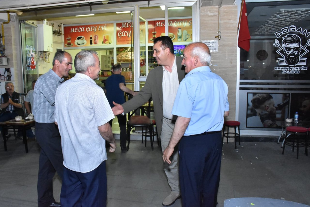 BAŞKANIMIZ, CUMHURİYET CADDESİNDE ESNAF VE VATANDAŞLARIMIZLA HASBİHAL ETTİ