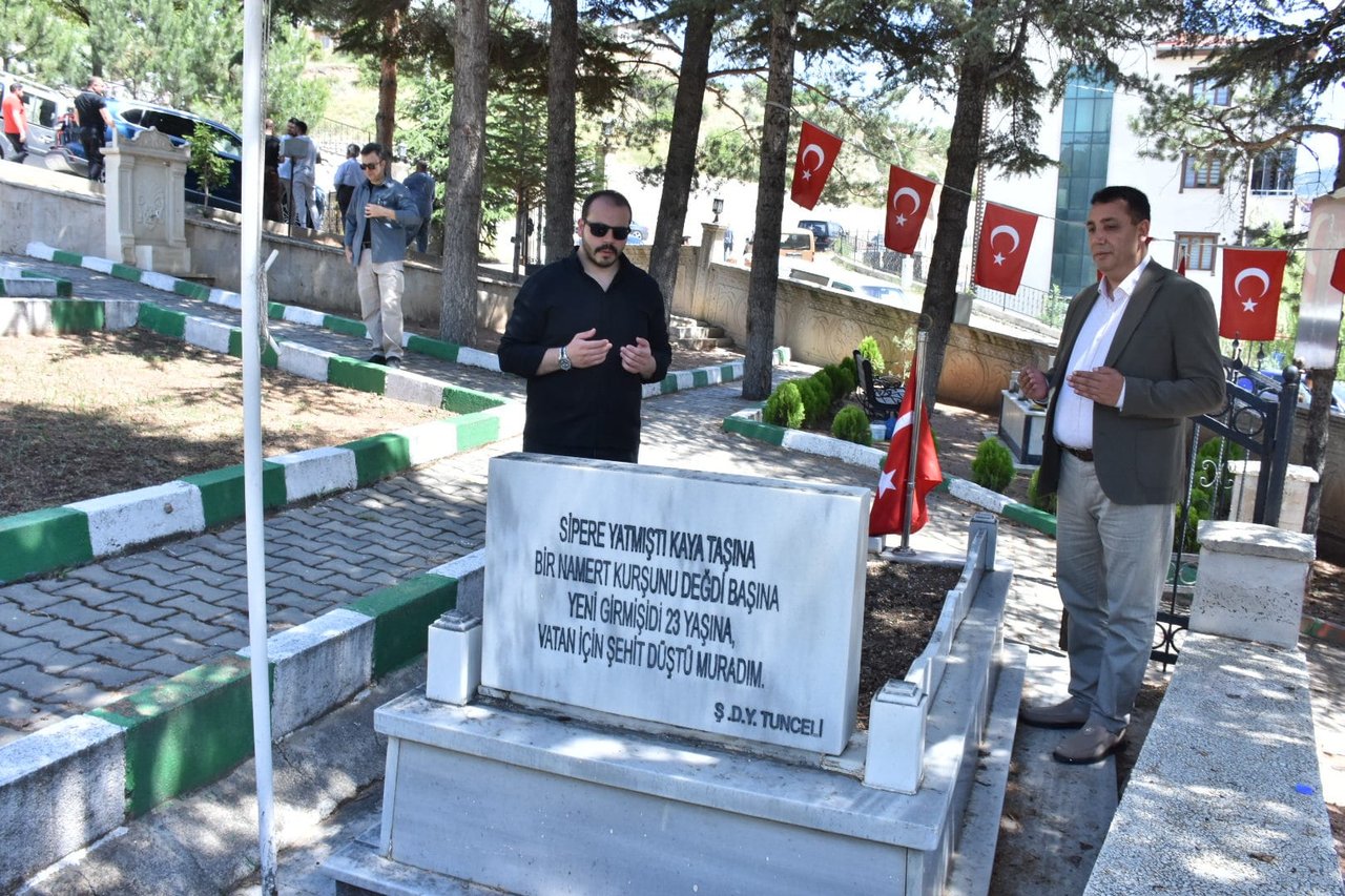 BAŞKANIMIZ, MERHUM BELEDİYE BAŞKANLARIMIZ VE ŞEHİTLERİMİZİN MEZARLARINI ZİYARET ETTİ