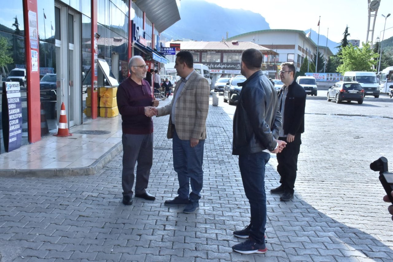 BAŞKANIMIZ OTOGAR ESNAFIMIZ İLE MEZBAHANE HAYVAN PAZARINDA VATANDAŞLARIMIZLA BAYRAMLAŞTI
