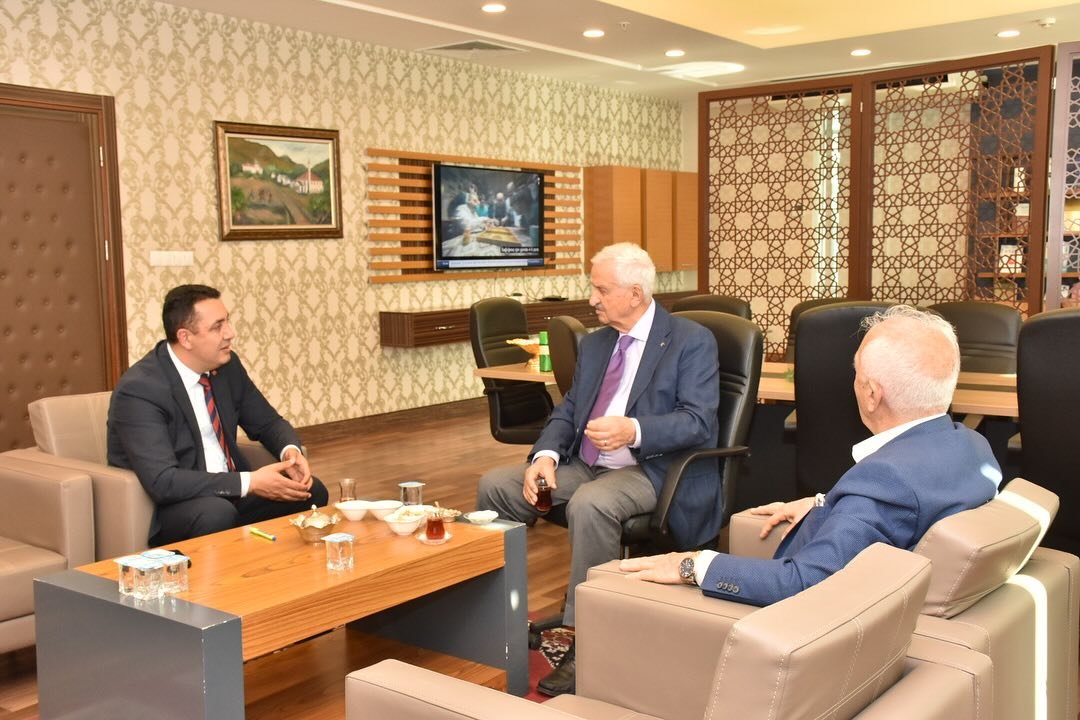 ADALET VE MİLLİ SAVUNMA ESKİ BAKANI M. OLTAN SUNGURLU’DAN BAŞKANIMIZA ZİYARET