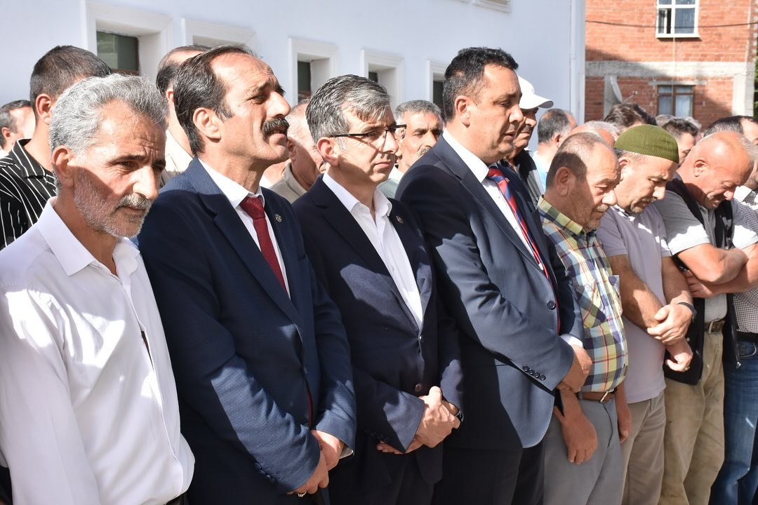 BAŞKANIMIZ, ARZULARKABAKÖY BELDESİNDE SELAHATTİN TANIŞ’IN CENAZE TÖRENİNE KATILDI
