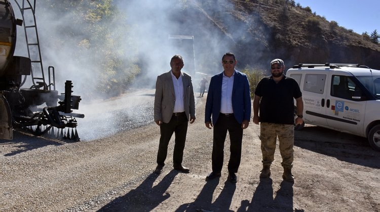 BAŞKANIMIZ, AKÇAKALE MAHALLEMİZDE YÜRÜTÜLEN ASFALTLAMA ÇALIŞMALARINI YERİNDE İNCELEDİ