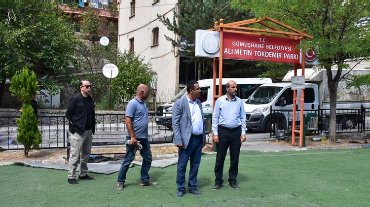 BAŞKANIMIZ, ALİ METİN TOKDEMİR PARKI’NDAKİ ZEMİN YENİLEME ÇALIŞMALARINI İNCELEDİ.