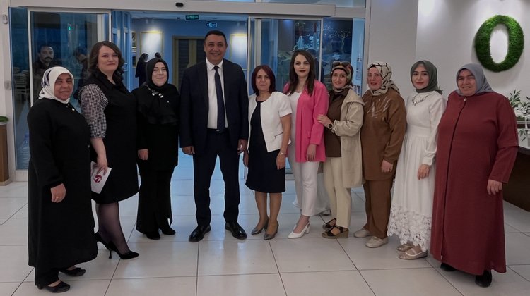 BAŞKANIMIZ, ANNELER GÜNÜ KONSER PROGRAMINDA KIYMETLİ ANNELERİMİZLE BİR ARAYA GELDİ