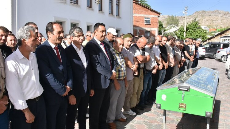 BAŞKANIMIZ, ARZULARKABAKÖY BELDESİNDE SELAHATTİN TANIŞ’IN CENAZE TÖRENİNE KATILDI
