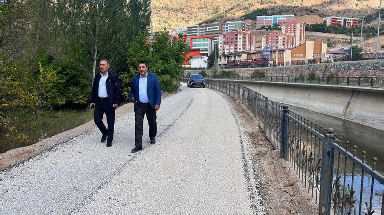 BAŞKANIMIZ, BAĞLARBAŞI MAHALLEMİZDE YÜRÜTÜLEN ASFALTLAMA ÇALIŞMALARINI YERİNDE İNCELEDİ