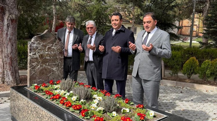 BAŞKANIMIZ, BAŞBUĞUMUZ ALPARSLAN TÜRKEŞ’İN KABRİNİ ZİYARET EDEREK DUA ETTİ