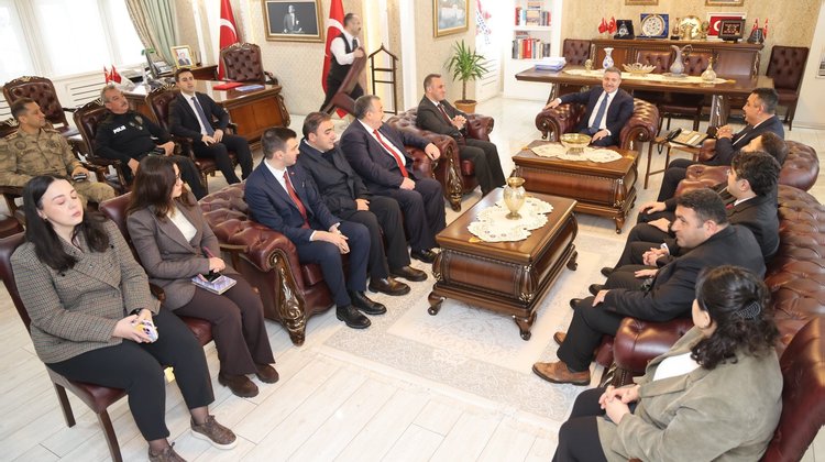 BAŞKANIMIZ, GÜMÜŞHANE VALİLİĞİ GÖREVİNE ATANAN SAYIN CEVDET ATAY’I VALİLİK BİNASI ÖNÜNDE KARŞILADI