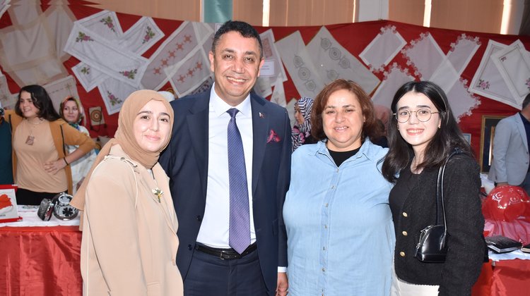 BAŞKANIMIZ, HALK EĞİTİMİ MERKEZİ YIL SONU SERGİSİ AÇILIŞINA KATILDI