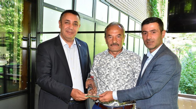 BAŞKANIMIZ, HÜSEYİN ÇELİK’E HİZMETLERİNDEN ÖTÜRÜ PLAKET TAKDİM ETTİ