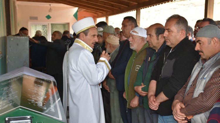 BAŞKANIMIZ, İLİMİZ TEKKE BELDESİ SAKİNLERİNDEN EMİNE ALKAN’I EBEDİYETE UĞURLADI