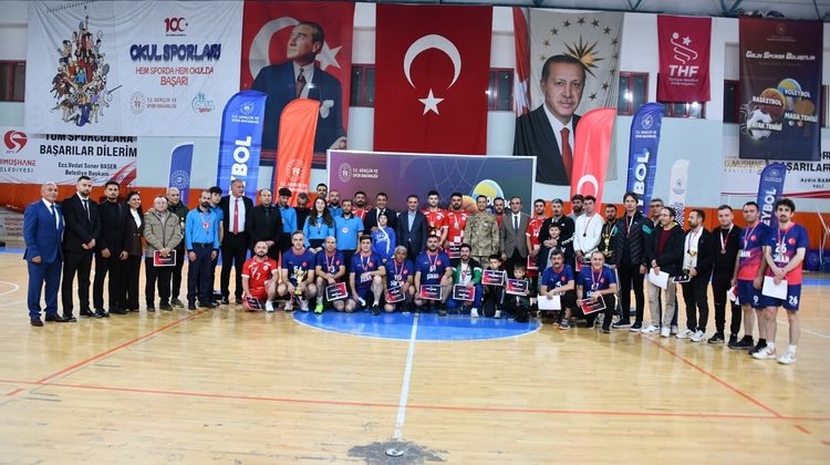 BAŞKANIMIZ, KAMU SPOR OYUNLARI VOLEYBOL FİNAL MÜCADELESİNİ İZLEDİ