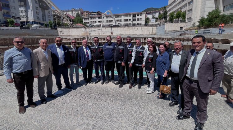 BAŞKANIMIZ, KENT MEYDANI VE 250 ARAÇLIK OTOPARK PROJEMİZİN TEMEL İLK HARCINI ATTI