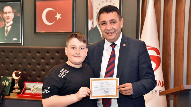 BAŞKANIMIZ, MUSTAFA YAĞIZ ÖZTÜRK’ÜN KARNE SEVİNCİNE ORTAK OLDU