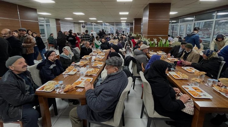 BAŞKANIMIZ, RAMAZAN AYININ BEREKETİNDE HEMŞEHRİLERİMİZLE AYNI SOFRADA BULUŞARAK İFTAR AÇTI