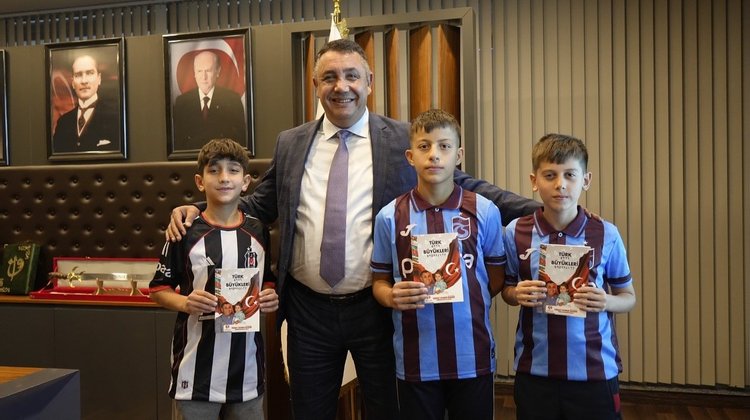 BAŞKANIMIZ, SÖZ VERDİĞİ TRABZONSPOR VE BEŞİKTAŞ FORMALARINI MAKAMINDA TAKDİM ETTİ