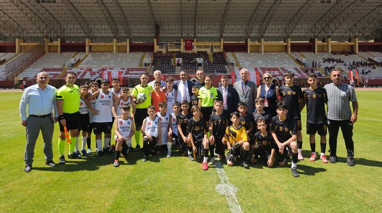 BAŞKANIMIZ, UYAFA GÜMÜŞHANE 2025 AİLE YILI "TEK YÜREK" ÇOCUK ŞENLİĞİ FUTBOL TURNUVASINI BAŞLATTI