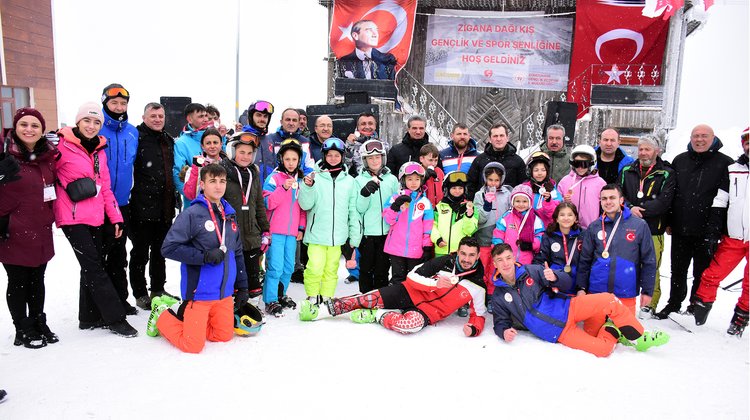 BAŞKANIMIZ, ZİGANA DAĞI KAYAK MERKEZİ'NDE DÜZENLENEN 15. KIŞ GENÇLİK VE SPOR ŞENLİĞİNE KATILDI