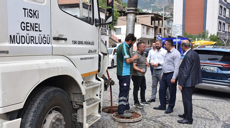 BELEDİYEMİZ; KANALİZASYON, YAĞMUR SUYU ŞEBEKE HATLARINI KANAL TEMİZLEME ARACI İLE TEMİZLİYOR