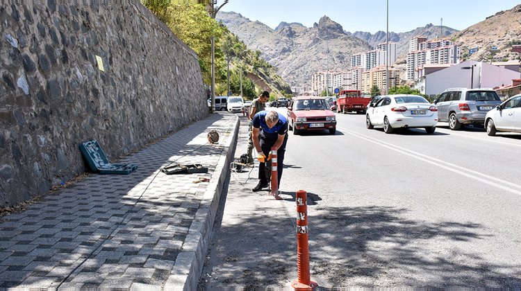 ZABITA MÜDÜRLÜĞÜMÜZ, DÜZENSİZ ARAÇ PARKININ ÖNÜNE GEÇMEK İÇİN DUBA ÇALIŞMALARI BAŞLATTI.